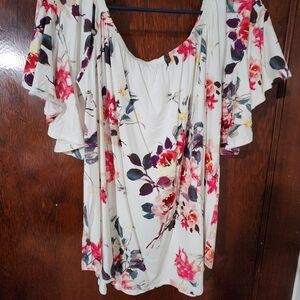 Chic Floral Blouse with Ruffled Sleeves